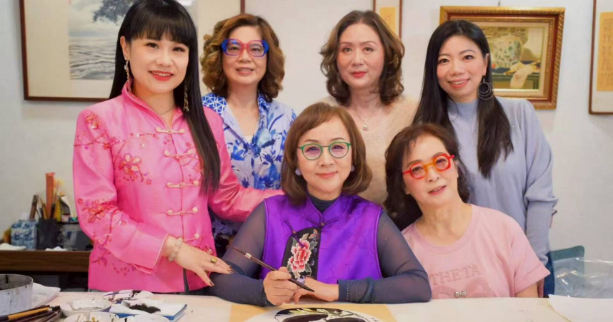 白雲堂藝術研究會：會長 黃湘詅 教學情形。左起學生群： 關淑安、黃瓊瑋，中間：黃湘詅老師、胡春英、蘇愛婷，右下：黃瓊瑤。（圖片提供／白雲堂藝術研究會、名德國際傳播有限公司）