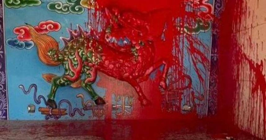 「山壩福德宮」新廟剛建成就遭潑漆破壞，警方則調閱監視器追緝可疑犯嫌中。（圖／翻攝臉書社頭人俱樂部）