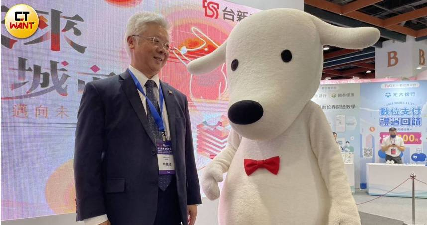 台新新光金控28日舉行第三季法人說明會。圖左為金控總經理林維俊。（圖／李蕙璇攝）