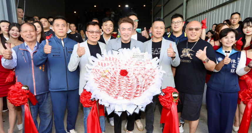 網紅星爺報關行起家，出過多張單曲，日前再成立新公司「星輝開國際」，成為全台第一家引進移動式招待所的業者。（圖／網紅星爺提供）