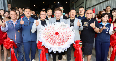 網紅星爺報關行起家，出過多張單曲，日前再成立新公司「星輝開國際」，成為全台第一家引進移動式招待所的業者。（圖／網紅星爺提供）