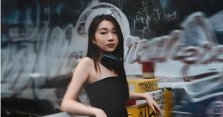 新生代創作歌手CClaire馬愷伶推出全新單曲〈DON'T fall asleep〉。（圖／嵐澄創藝有限公司提供）