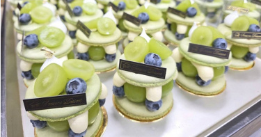 「四蒔甜點」因產品名稱中使用「青提」2字形容「綠葡萄」,遭1位激進網友私訊威脅。(圖/翻攝自Facebook/四蒔甜點)