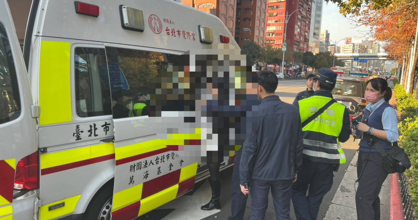 北捷忠孝新生站15日發生有女子持剪刀在車廂內，問路人「要不要剪頭髮？」。（圖／翻攝畫面）