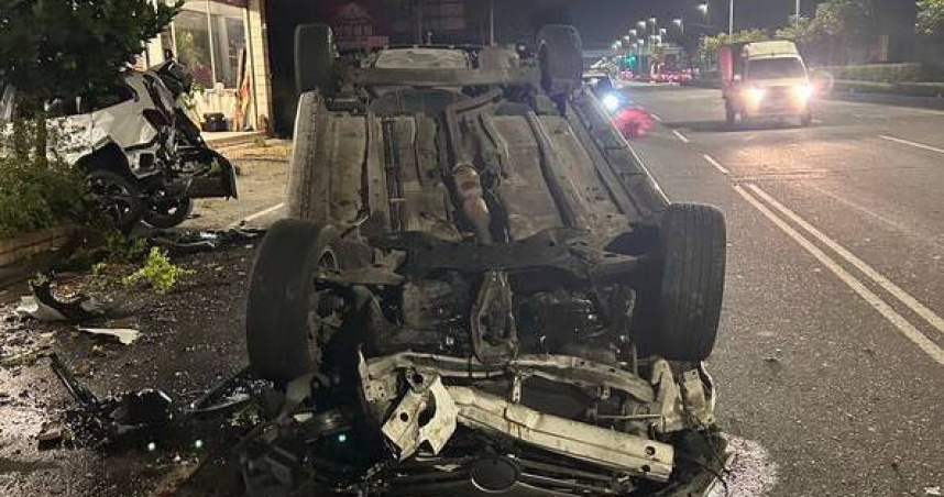 深夜分心操作導航釀禍，高雄大寮連撞翻車駕駛驚險脫困。（圖 ／翻攝畫面）