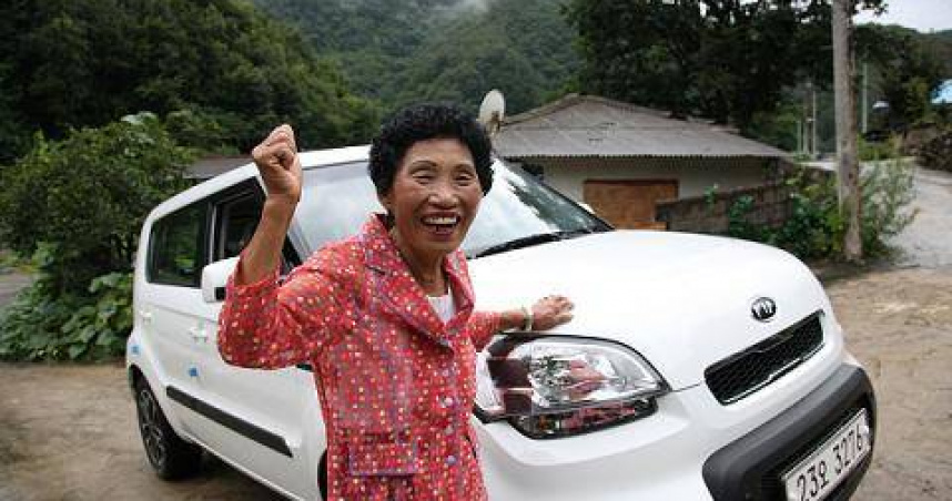 南韓1名老奶奶歷經長達3年的不懈努力、累計961次應試，終於成功考取汽車駕照。（圖／翻攝自Prime經濟）