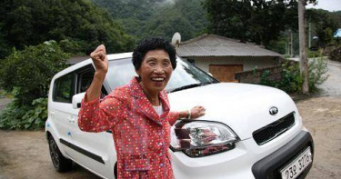 南韓1名老奶奶歷經長達3年的不懈努力、累計961次應試，終於成功考取汽車駕照。（圖／翻攝自Prime經濟）