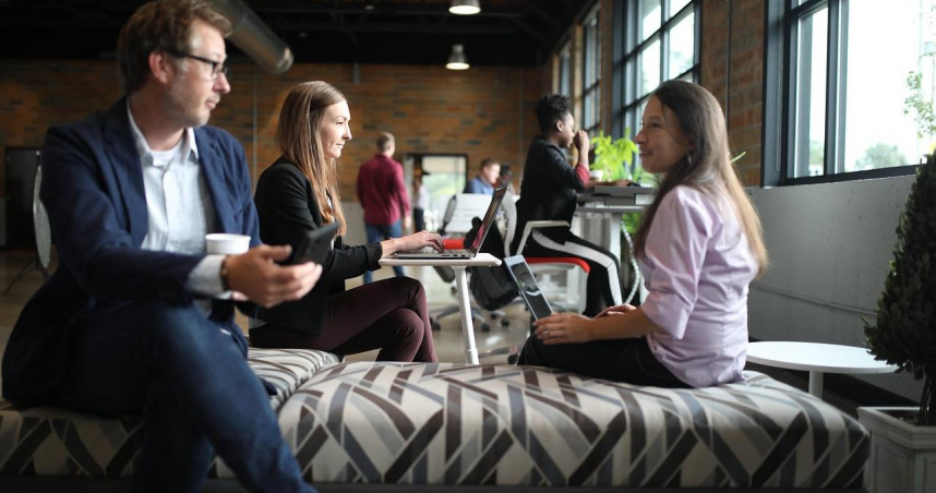 上班時間同進同出引發關注，網友質疑兩人關係過於親密。（示意圖／Pixabay）