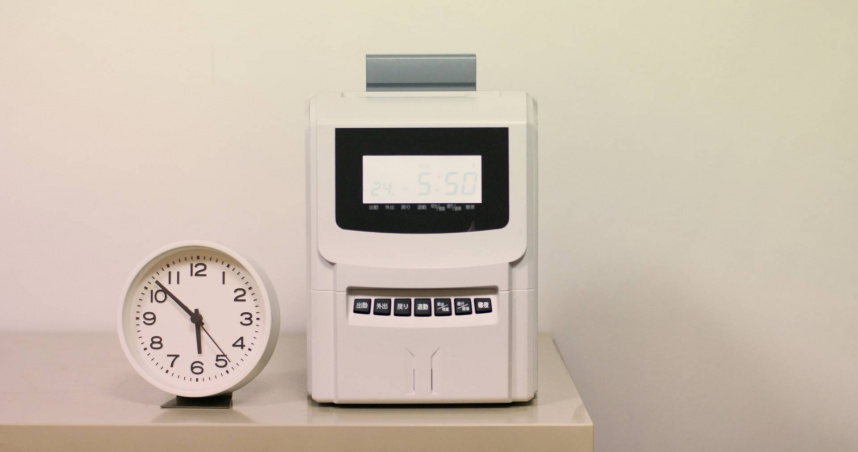 一名女子依規定「彈性上下班」，卻仍被老闆以遲到為由扣考績。（示意圖／photoAC）