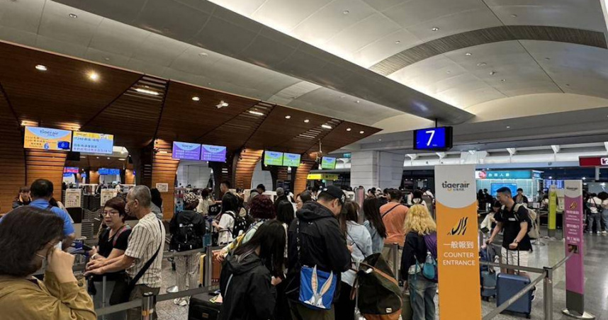 春節出國人潮湧現，桃園機場虎航報到櫃台湧現旅客排隊情形。（圖／台灣虎航提供）