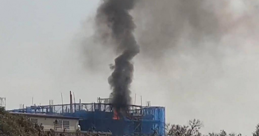 金門金寧鄉一處建案工地頂樓木棧板起火冒出黑煙，消防出動18人迅速搶救，未造成人員傷亡。（圖／翻攝畫面）
