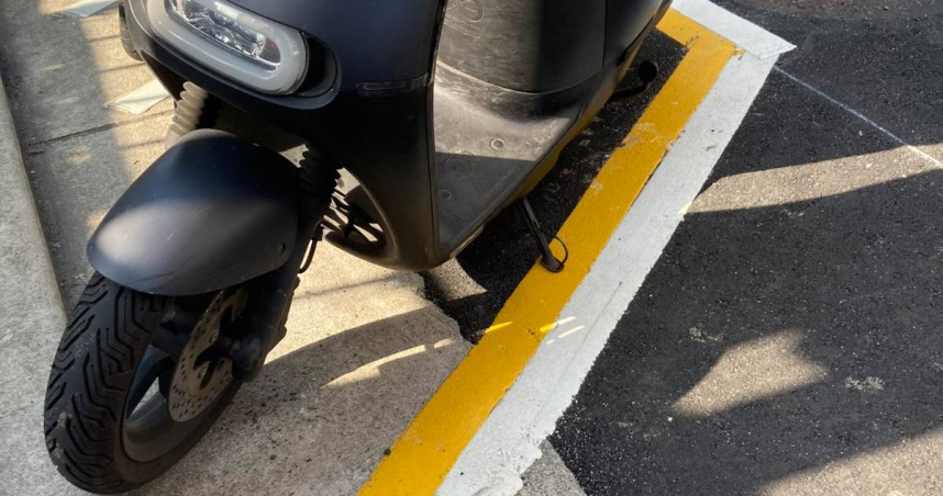 民眾見到白線裡黃線的停車格覺得新奇。（圖／翻攝臉書／路上觀察學院）