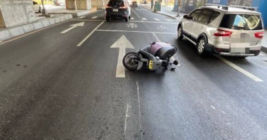 高雄大貨車漏油害騎士瞬間打滑慘摔，警追監視器揪兇最高罰1.8萬。(圖∕翻攝畫面)