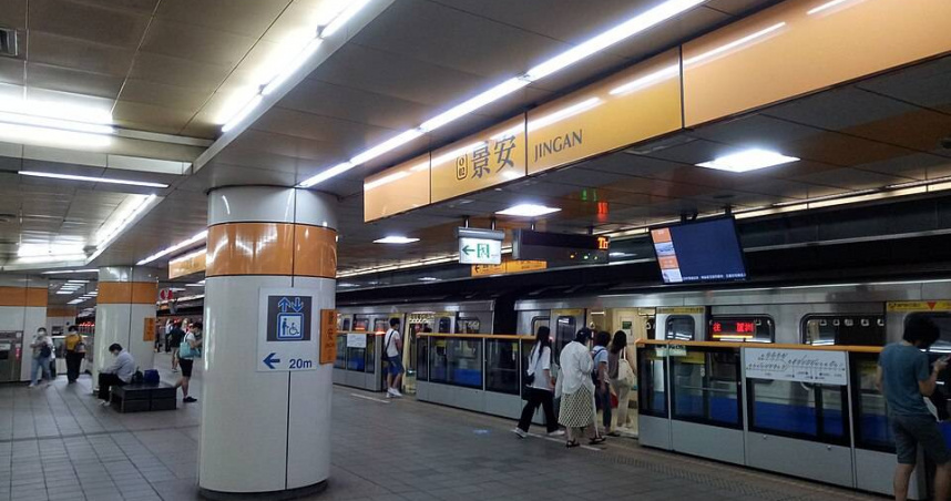 誇張！男子捷運月台「爽抽電子煙」被拍　本人現身道歉