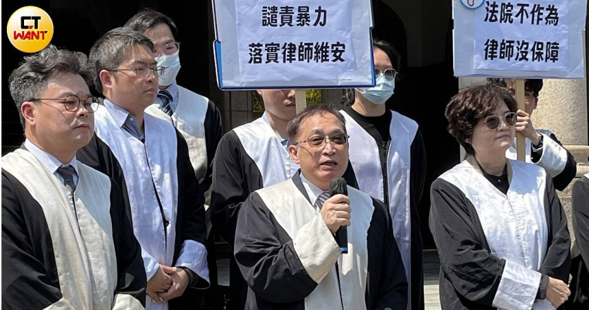 全國律師聯合會到司法院前抗議台中律師公會理事長吳中和遭施暴，吳中和持麥克風說明案發過程。（圖／項程鎮攝）