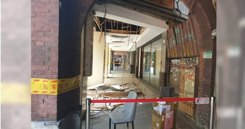 北市中山區中山北路一段10日上午發生騎樓天花板木板掉落事故，當場砸中一名路過男子。（圖／翻攝畫面）