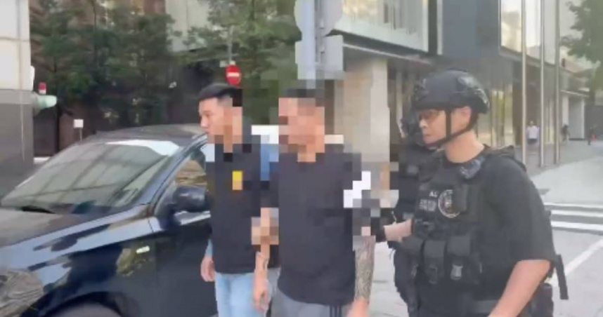 萬姓男子衝破攔檢點逃逸，遭警方連開7槍，7日凌晨於台中東勢遭警方逮捕到案。（圖／翻攝畫面）