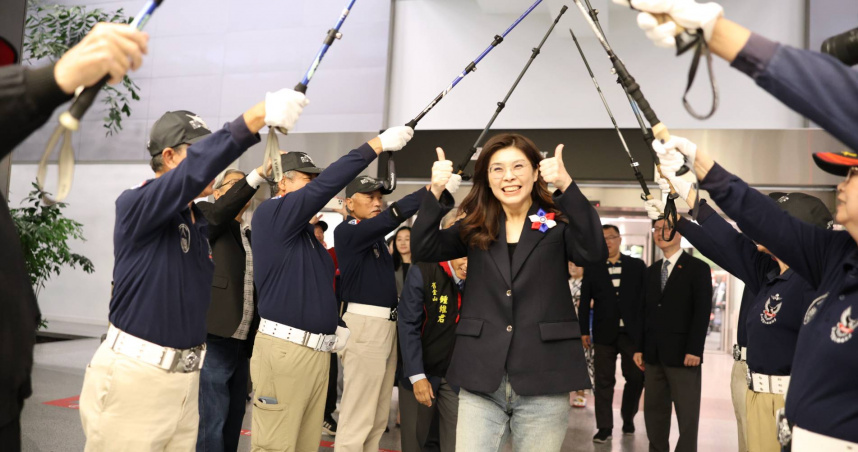 鄭麗文抵舊金山展開兩周訪美行程，僑胞以「劍門禮」相迎。（圖／取自國民黨網站）