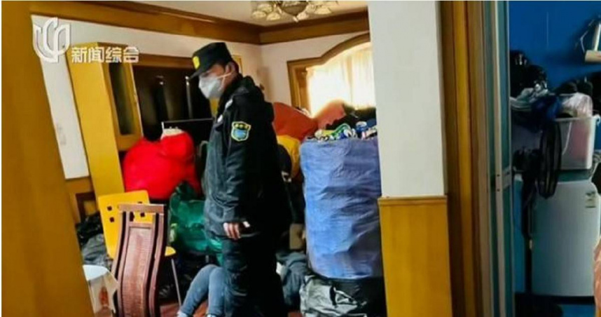 警方進入屋內發現堆滿垃圾及犬隻排泄物，環境相當髒亂。（圖／翻攝自大風新聞，下同）