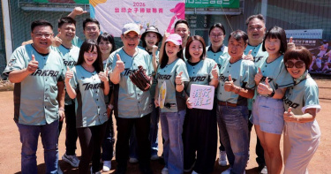民進黨高雄市長參選人賴瑞隆與高雄市黨部主委黃捷出席第七屆台灣女子棒球聯賽南區賽事，並與黨籍議員、議員參選人共同為比賽開球，力挺女子棒球發展。（圖／翻攝自賴瑞隆臉書）