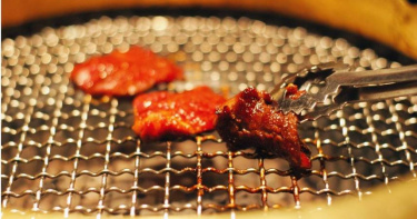 燒肉吃到飽店競爭激烈，不少民眾為了用實惠價格大啖肉品，常抱持「一定要吃回本」的心態。（示意圖／photoAC）