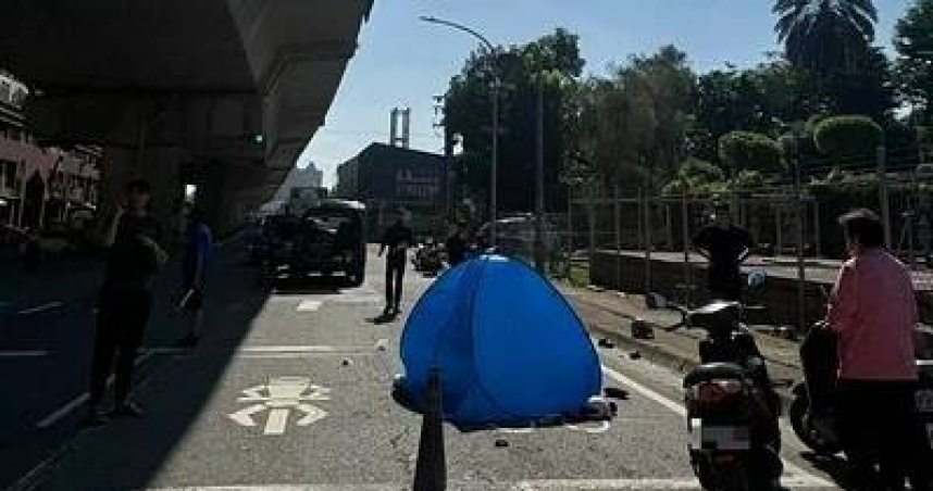 母女騎車上班遇死劫！大寮市道188遭曳引車擦撞　76歲母遭後輪輾斃