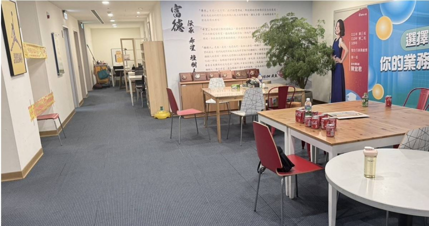 北市中山區富邦人壽大樓21日驚傳砍人糾紛，疑似為保戶不滿行兇。（圖／翻攝畫面）