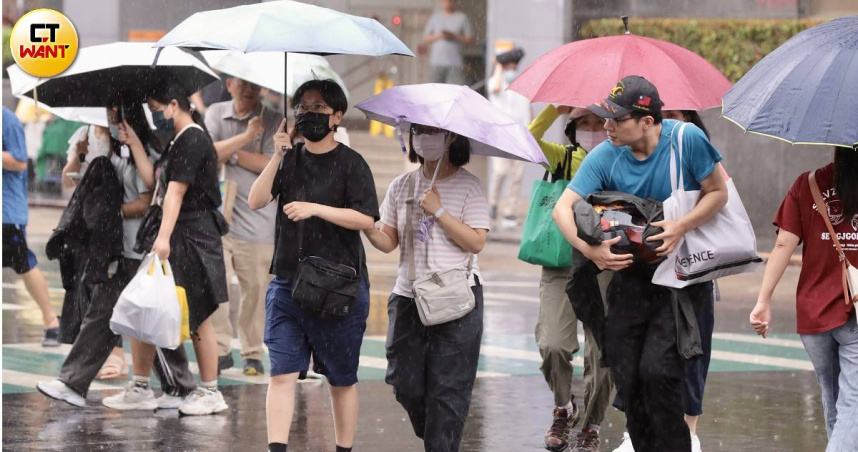 吳德榮指出今明兩天東北季風增強，氣溫明顯下降。（圖／黃耀徵攝）