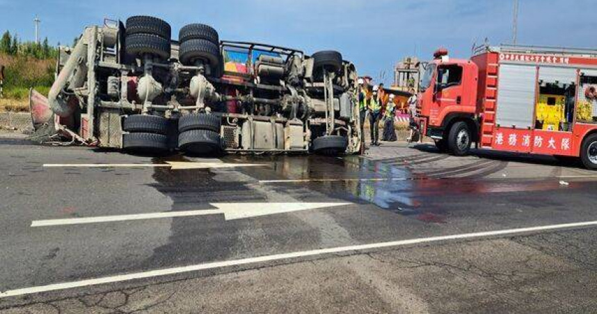 台中港驚傳死亡車禍！水泥車過彎突翻覆 　34歲駕駛受困慘死