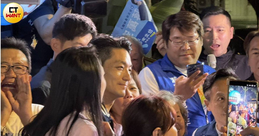 蔣萬安赴737夜市掃街拜票。（圖／劉宇鈞攝）