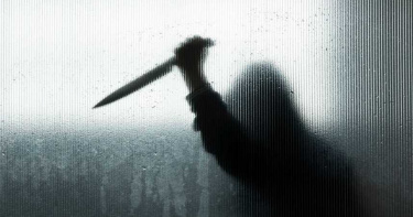 生殖器被狠狠割下!中年男「額頭中刀」倒臥血泊…兇手為親生女兒