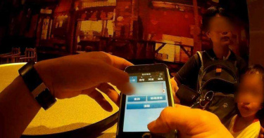 警用小電腦有「止哭」作用 迷途女童看到入迷忘了哭