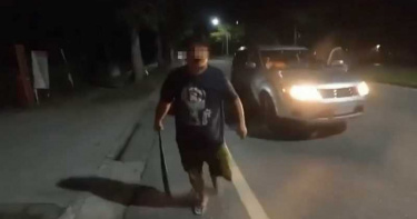 按喇叭示意超車被比中指 駕駛怒抄球棒追打騎士