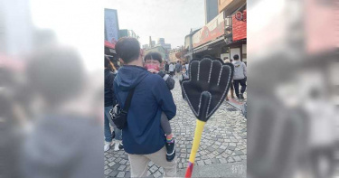 媽手中拿「這個」…女兒逛老街怕爆全程大哭 網:我下次也要帶