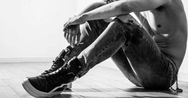 性虐吸毒太超過!狠心女爽拍毒蟲男友「嚥下最後一口氣」 下場慘曝光