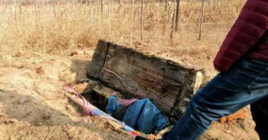老父過世土葬1年!二姊「扒墳燒屍」小弟氣炸 真相曝光…他臉超腫