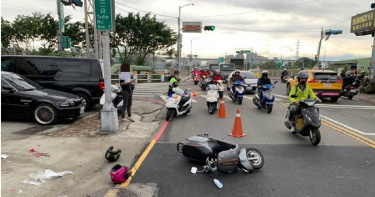 18歲無照騎士突右切，釀後方女騎士噴飛撞桿送醫亡。（圖／翻攝照片／中國時報戴上容新北傳真）