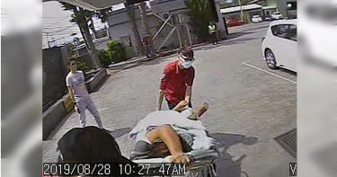園區女潑到「化骨水」腐蝕冒煙 護理人員卻不敢靠近