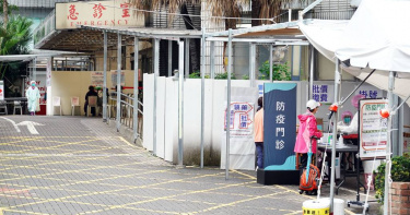 防疫門診外僅見零星的就診民眾，顯得有些冷清。（圖／中國時報姚志平攝）