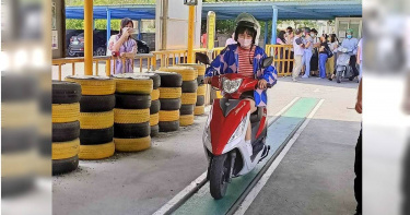 71歲阿嬤不識字仍積極準備筆試，終於在第7次考照時順利通過筆試，路考更是一次合格，吸引大批網友按讚恭喜阿嬤。（示意圖／報系資料照