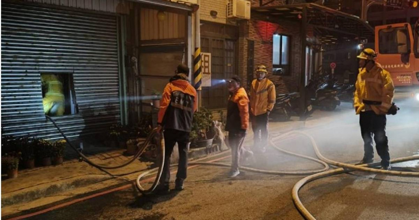澎湖1棟鐵皮屋發生火警，疑煮食不慎釀禍，消防局急派6車14人搶救。（圖／翻攝畫面）