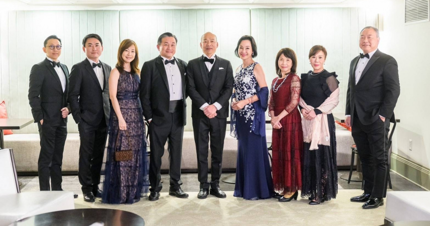 我駐美代表俞大㵢致贈紀念品給立院院長韓國瑜，韓國瑜則神來一筆的開玩笑的回應「我想說大使館預算已經不夠，還送這個，我於心不忍」（圖／韓國瑜院長辦公室提供）