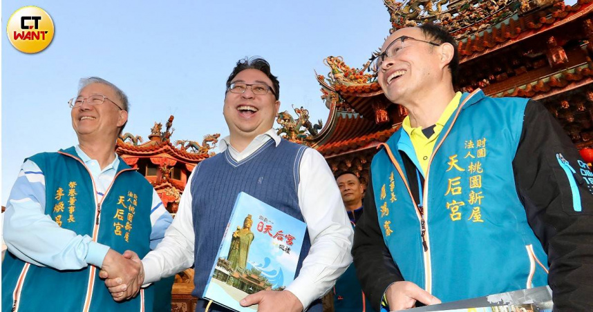 新屋天后宮是一座位於桃園新屋笨港里的媽祖廟,分靈自北港媽祖廟,庇佑當地人討海生活,法務部次長黃世杰(中)自小也在此處成長。左為榮譽董事長李煥昌、右為現任董事長羅鴻霖。(圖/方萬民攝)