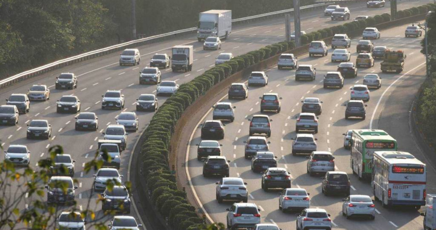 春節後上班首日車流量大增，新北調撥車道2／3恢復運作。（示意圖／報系資料照）