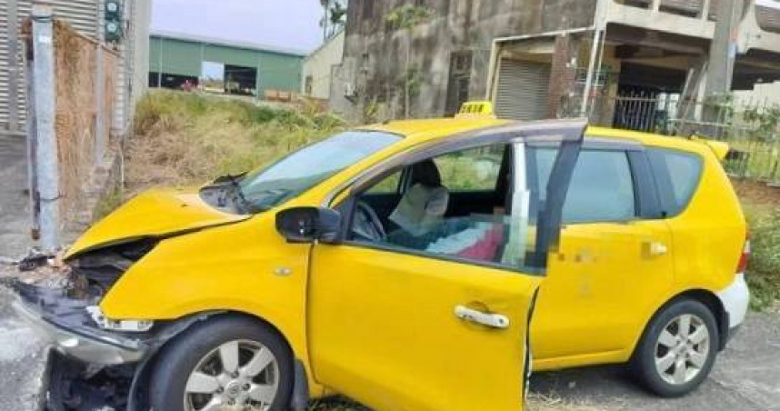 台南計程車猛撞水泥墩66歲翁姓司機傷重不治。（ 圖／翻攝畫面）