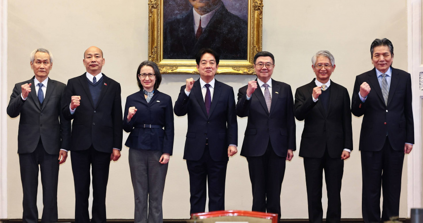 總統賴清德（中）與副總統蕭美琴、考試院長周弘憲、立法院長韓國瑜、行政院長卓榮泰、司法院長林輝煌與監察院副院長李鴻鈞共商國是。（圖／中央社提供）