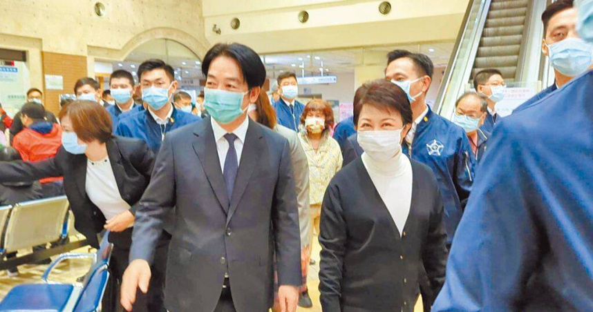 總統賴清德15日在台中市長盧秀燕人陪同下，到台中林新醫院探視因新光三越氣爆受傷住院的病患。（圖／中國時報馮惠宜攝）