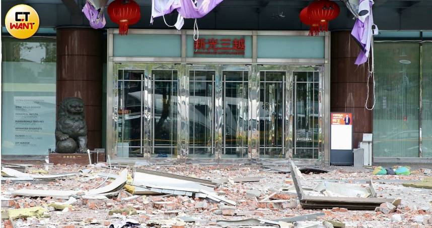 新光三越台中中港店發生氣爆意外，一樓門口外可見許多瓦礫碎片。（圖／黃耀徵攝）