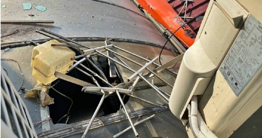 台南市安南區傳出有陸軍訓練用遙控靶機因不明原因墜落，不僅砸破2處民宅屋頂，還造成小客車引擎蓋及前車窗玻璃損壞，所幸並無造成人員傷亡。（圖／翻攝畫面）