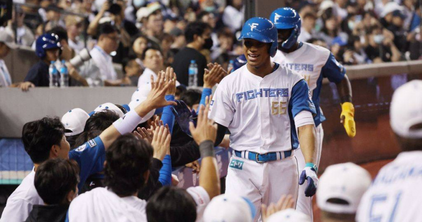 日本火腿鬥士萬波中正在4局下轟出兩分全壘打，回到休息室與隊友擊掌慶祝。（圖／中國時報杜宜諳攝）